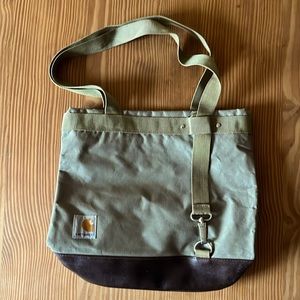 Women’s CARHARTT tote. Like new. I zippered pocket. Zipper closure
